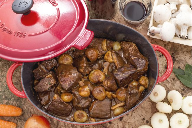 Secondi piatti Boeuf bourguignon Difficoltà: bassa Preparazione: 60 min Cottura: 240 min Dosi per: 8 persone Costo: medio Ingredienti Il boeuf bourguignon è uno dei grandi classici della cucina