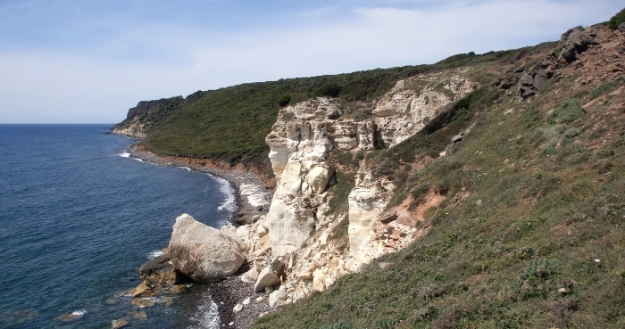 sentierino scende verso il mare che si può raggiungere sfruttando nell'ultimo dislivello una rudimentale scala in legno.