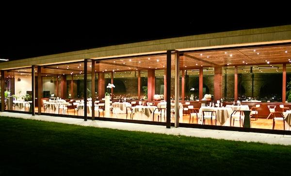 Ristorante Combal.Zero In un elegante, moderno e luminoso spazio, parallelo alla Manica Lunga è ospitato il ristorante Combal.