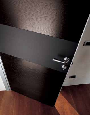 Clever Sopra: porta a battente su misura mod.clever, in rovere poro aperto laccato nero ebano con inserto trasversale in vetro acidato retro-laccato Nero.