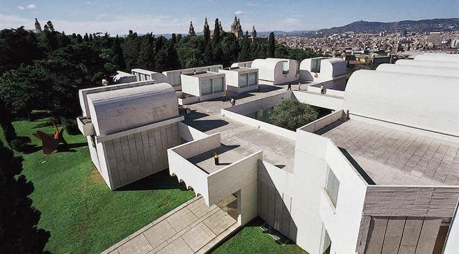 La Fundació Joan Miró a Barcellona Contiene più di 10.000 pezzi tra dipinti, sculture e tappezzerie, oltre a diversi disegni e schizzi.