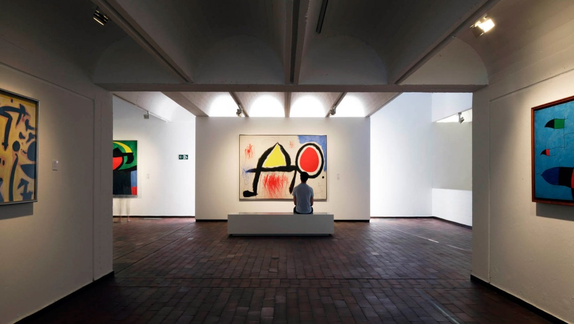 dell'arte contemporanea, Fu inaugurata il 10 giugno del 1975 sulla montagna del Montjuïc, in un edificio costruito dall'architetto Josep Lluís Sert, amico personale di Miró.
