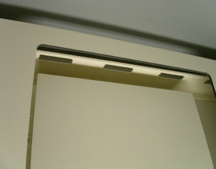 Schienale e deflettore - profilo di sicurezza forato Nella parte inferiore del deflettore e incorporato un profilo forato visibile rimuovendo un qualsiasi pannello porta utenze.