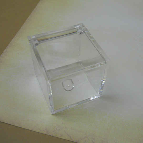 Base 4 cm x 4 cm.