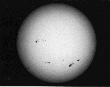 strati immediatamente inferiori della fotosfera e lo proiettano in alto con moto vorticoso, raffreddandolo.