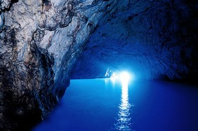 L'ideale, poi, è farsi lasciare dalla barca nella Spiaggia del Buon Dormire, di fronte l'isolotto del Coniglio, che è, appunto, un isolotto che ha la forma tipica di un coniglio.