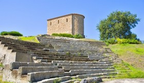 (elemento di spicco nella flora del parco), c è anche l area archeologica di Paestum - Capaccio, che pure fa parte del suo territorio e che riveste una grande importanza turistica.