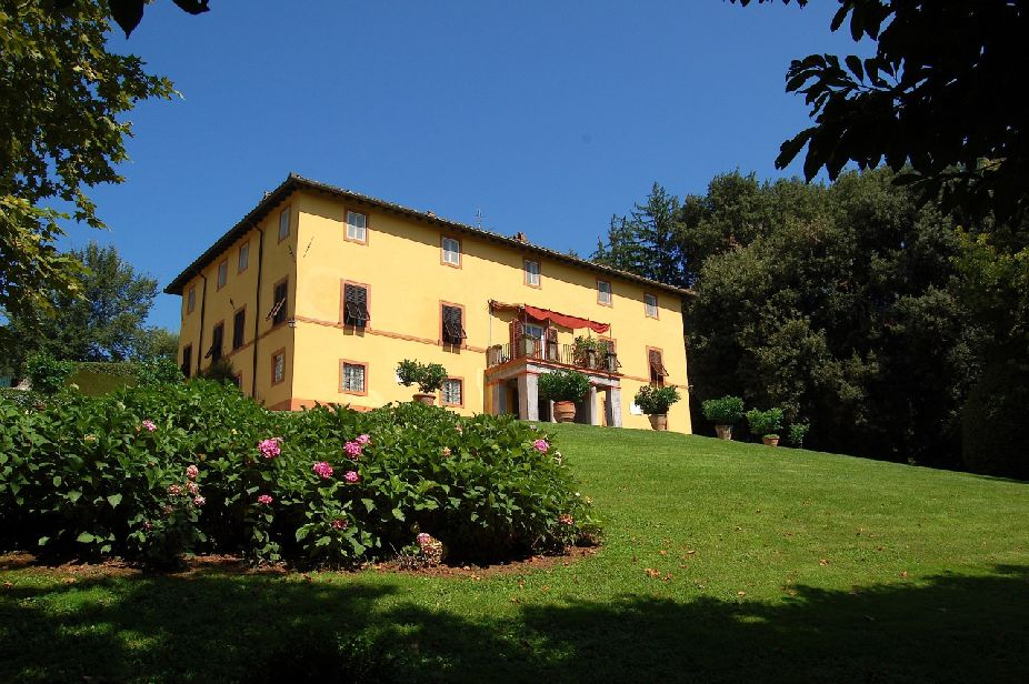 Al 1 piano il salone di rappresentanza con il camino, lo studio,una camera singola, una camera matrimoniale ed il bagno.