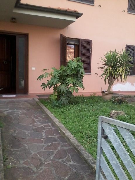 E' composto da ingresso, ampio soggiorno con balcone, cucinotto con zona pranzo adiacente e balcone, 2 ampie camere matrimoniali, una camera singola, 2 bagni, termosingolo metano.