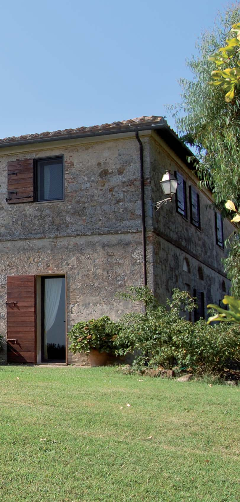 Perla nella campagna senese, siamo a Ville di Corsano, nei pressi di Monteroni d Arbia. Giuncheto affascina con la sua storia e i suoi paesaggi, con lo stile e la dimensione familiare.