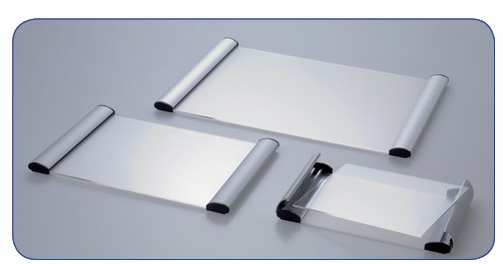 Doppia apertura invisibile (laterale e superiore) per l'inserimento del foglio. Disponibile nei formati small(7x10cm) e medium (10x14 cm).