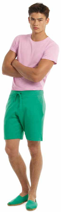 Pantaloncini corti con interno in french terry non felpato. Doppia tasca laterale, girovita elasticizzato e coulisse con cordoncino in tessuto.