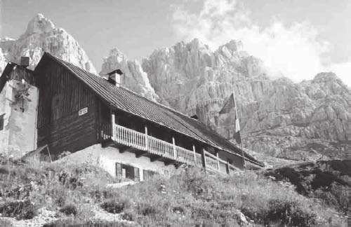 Brano 2 Rifugio animato Ascolta questo servizio che parla di un nuovo tipo di rifugio alpino, poi rispondi alle domande 2 e 3. 2. Completa il riassunto del brano ascoltato, scegliendo dal riquadro le parole adatte.