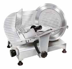 16 Affettatrici professionali/professional slicers Caratteristiche Basamento in alluminio fuso con ossidazione anodica lucida Coprilama e piatto in alluminio fuso con ossidazione anodica lucida.