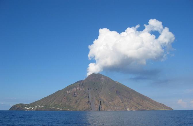 eruzioni :attivo da migliaia di anni,è considerato il