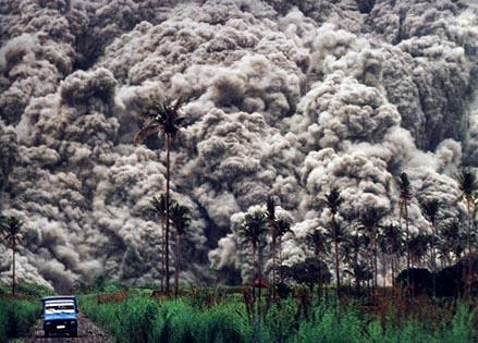 Eruzioni PELEANE ( o ESPLOSIVE ) : - si verificano violente esplosioni e il magma viene espulso sotto forma di