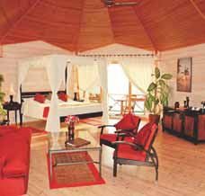 Il resort è raggiungibile in 35 minuti circa con un trasferimento in idrovolante dalla capitale Malè.