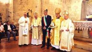 Consegnate le chiavi della città ai vescovi di Siena e Arezzo Agenzia... http://www.agenziaimpress.it/consegnate-le-chiavi-della-citta-ai-vesco... 1 di 3 30/07/2014 9.