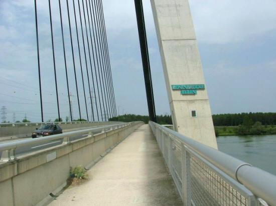 passerella all'esterno del ponte come questa che si