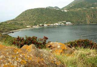 Tempo libero. urante l escursione possibilità di bagno (condizioni meteo/marine permettendo). Pranzo libero. Nel primo pomeriggio partenza in motobarca alla volta dell isola di Stromboli.