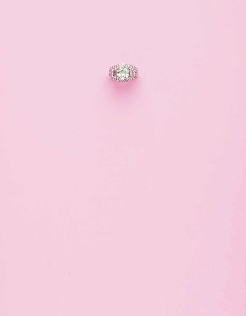 442 442 Bulgari anello in platino e diamanti montatura trombino con al centro un diamante taglio cuscino di cts. 3,70 ca. colore I/J purezza SI, diamanti taglio baguette e brillante per cts. 2,50 ca.