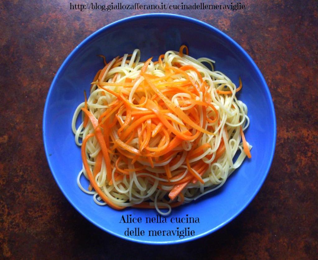 LINGUINE ALLE CAROTE Ingredienti per una persona: linguine q.b 1 carota olio e sale q.b. Mettere a bollire l acqua per la pasta e mentre si scalda tagliare le carote a striscioline sottili, della forma delle linguine.