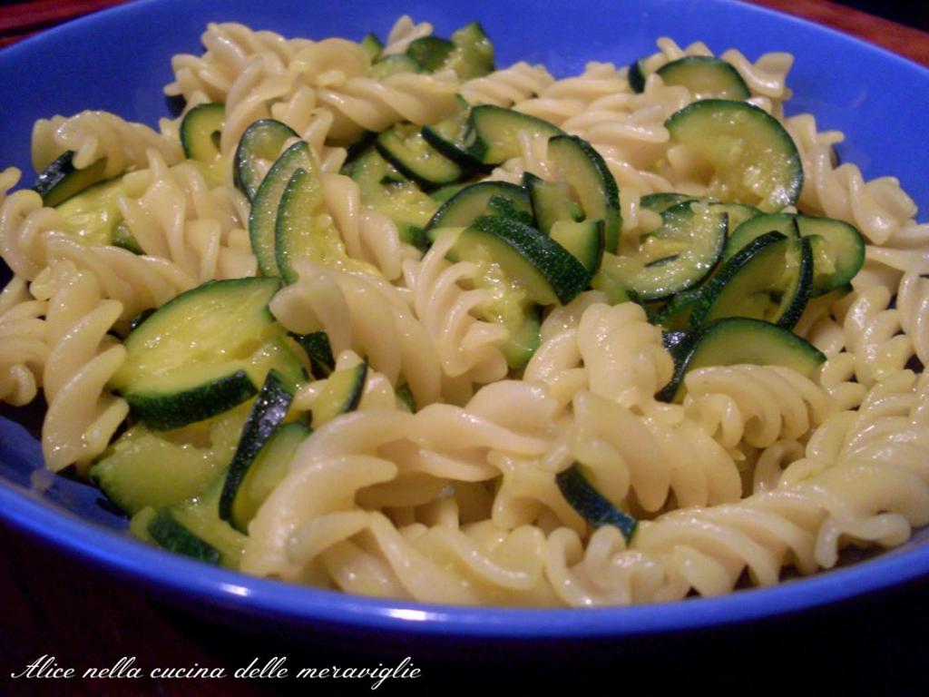 PASTA ZUCCHINE E ZAFFERANO Ingredienti per 2 persone: 180 g pasta 1 zucchina 1/2 bustina di zafferano olio e sale q.b. Mettere a bollire l acqua per la pasta.