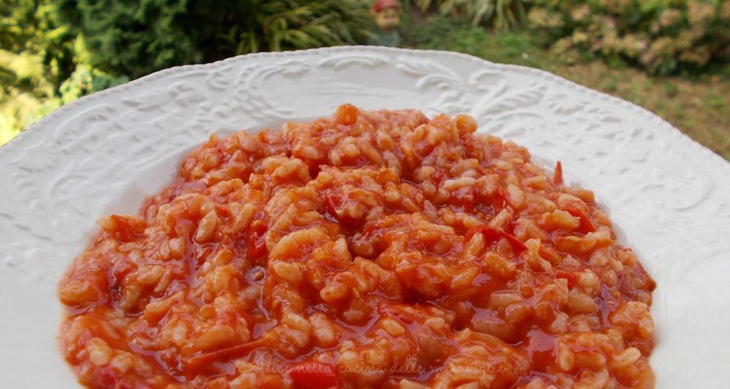 RISOTTO AL POMODORO Ingredienti: 4 cucchiai di riso a persona 3 pomodori freschi acqua sale & olio q.b. Versare il riso in abbondante acqua bollente salata.