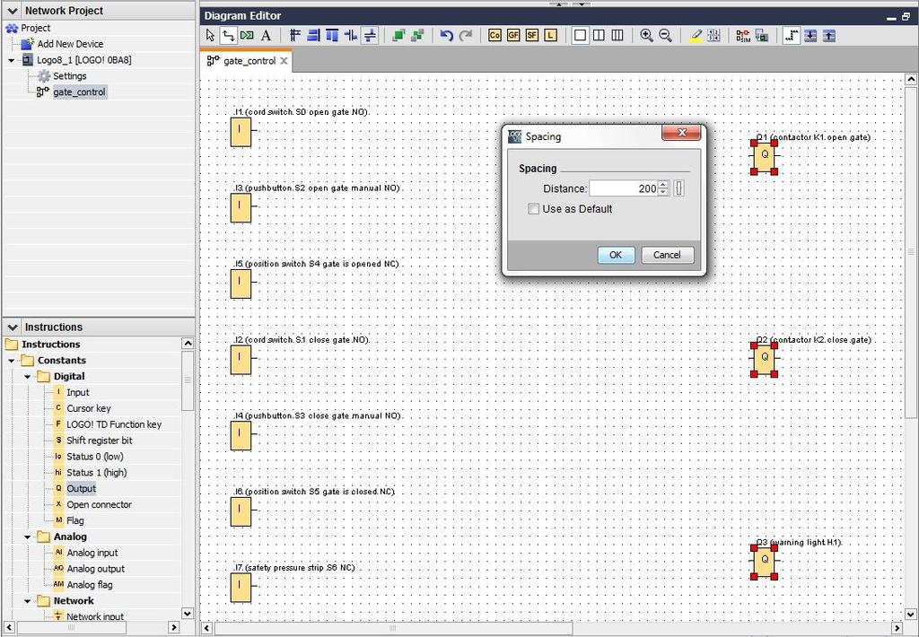 Trascinare nell'interfaccia di programmazione le uscite Q1, Q2 e Q3. Selezionare le uscite inserite con Ctrl+clic del mouse. Fare clic sul pulsante Align Vertically (Allinea verticalmente).