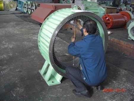 18-24 metri Rotore Materiale acciaio zincato Diametro 18 m Tipo palo poligonale Velocità nominale 10 m/s Pesi Velocità di rotazione 65 rpm Generatore + pale 4000 kg Velocità di avviamento 2,5 rpm