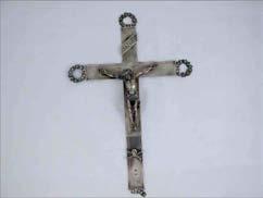 Lotto n. 083 - Crocifisso romano - Roman Crucifix in argento, con finali a ghirlanda di fiori. Punzoni Roma 1815-1872 Argentiere Angelo Giannotti 1824-1865.