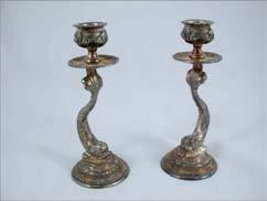 086 - Coppia di candelieri - Pair of candlestick in argento, fusto a delfino in fusione cesellata, base circolare. Silver, dolphin stem chased, circular base.