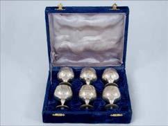 Lotto n. 102 - Sei bicchierini - Six little goblets in metallo argentato, foglie incise sulla coppa.astuccio. Silverplated, engraved leaves on the bowl. Case.