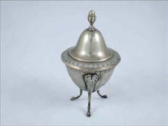 064 - Zuccheriera tripode - Sugar tripod in argento, corpo ovale, base a tripode, godroni. Silver, oval body, tripod base, gadroon.