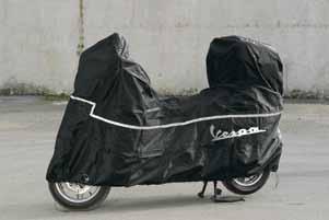 Massima stabilità anche alle alte velocità. Coprisella e antifurto integrato. Practical and easy to fit on the scooter. It offers excellent protection from the cold, thanks to synthetic fur, and rain.