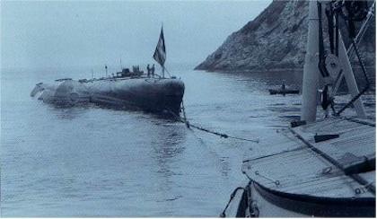 L attacco strana interna Successivamente, La nave, posizione, dell'aeroporto, é trainata completato, completamente dal la nave Torregrande, presso il rimorchio fu raddrizzata l'imboccatura capovolta.