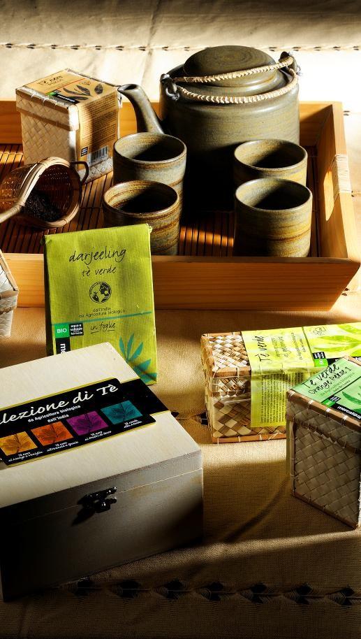 tè e tisane altromercato Nero, verde, bianco e aromatizzato, il tè altromercato proviene da Sri Lanka, India e Africa e si presenta in cestini artigianali di foglia di palma o in eleganti confezioni
