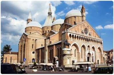 Padova è antica sede vescovile e universitaria.