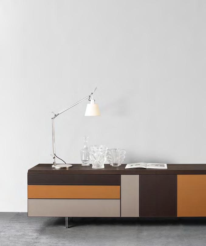 Credenza con ante e cassetti realizzata nei legni della nostra collezione. È inoltre disponibile con o senza vetrina e mensola sul piano d appoggio.