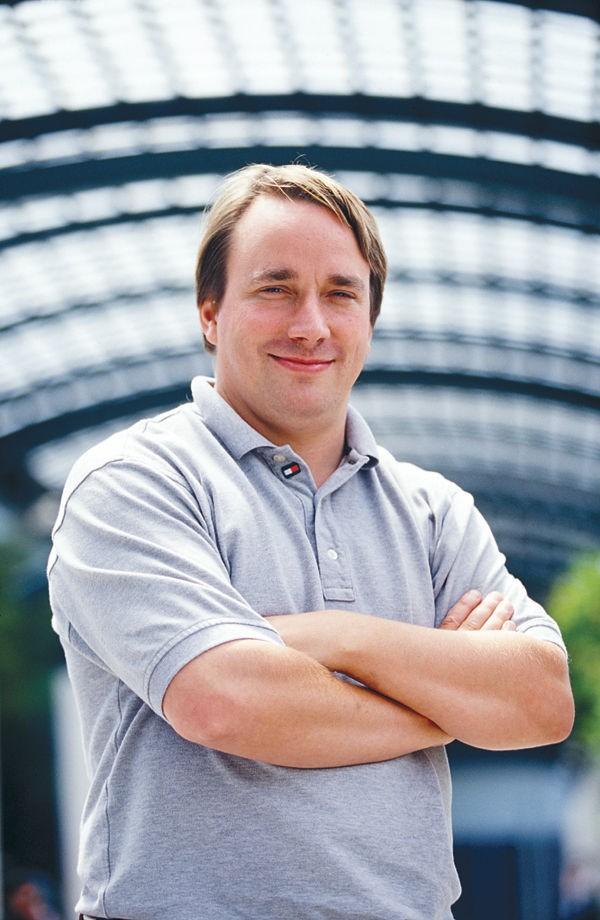 L'arrivo di Linux Torvalds sposo' subito la filosofia del Software Libero, tant'e' che Linux (il kernel!!) fu rilasciato con licenza GNU GPL.