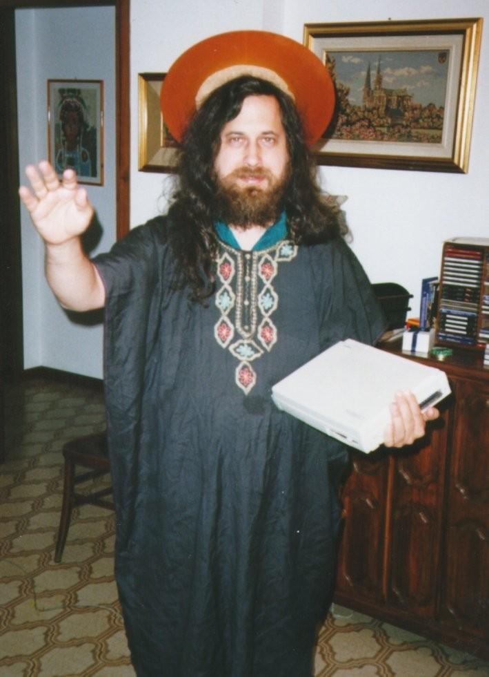 La nascita del progetto GNU - parte 1 Richard Stallman...nella veste di Saint IGNUcius Fino ai primi anni '80 era normale per i programmatori e non solo il libero scambio di codice.