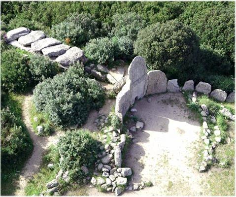 Sardegna Si è a lungo discusso se le rappresentazioni di corna taurine delle tombe ipogee del Neolitico in Sardegna (domus de Janas) fossero rappresentazioni del dio Sole, ma sembra evidente che esse
