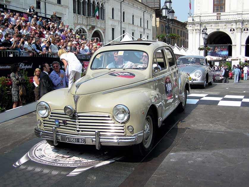 290 cc, 4 cilindri in linea, capace di 42 CV a 4500 giri per una velocità massima di 115 km/h; pesa 945 kg a vuoto.