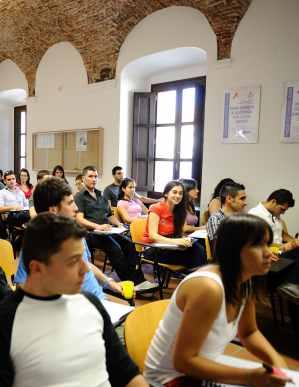 Lezioni in aula, laboratorio informatico, laboratori linguistici, tirocini presso le principali imprese turistiche della Sardegna, visite didattiche in alberghi ed enti che operano