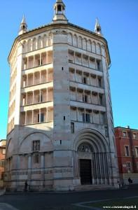 All interno, la cupola è molto bella, divisa ad ombrello e decorata con affreschi bizantineggianti di cielo stellato ed Apostoli; gli affreschi delle pareti sono di epoche mano mano successive e