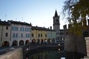 Fontanellato, Sanvitale, Rocca scorcio panoramico dal Giardino di Flora All interno della torre sud si trova l unica camera ottica ottocentesca ancora funzionante in Italia; si tratta di un ambiente