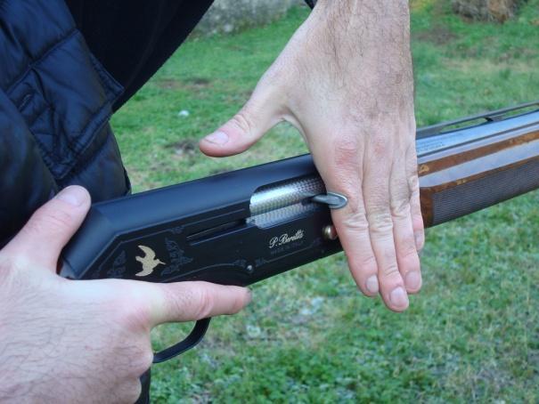Gun check 1. Controllare visivamente ed inserire il dito all interno del serbatoio, per verificare che siano presenti o meno cartucce al suo interno. 2.