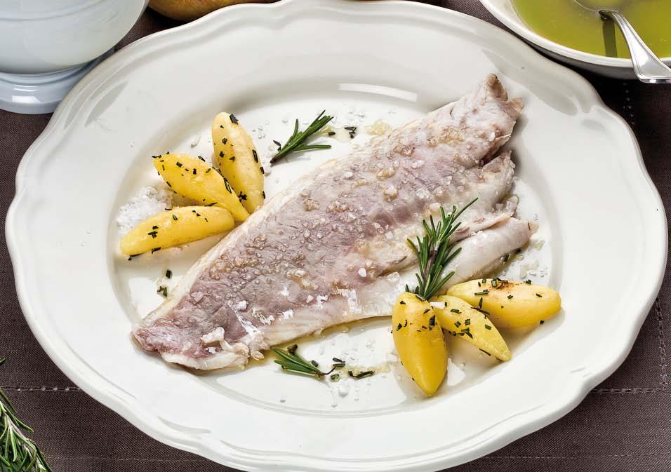 Branzino al sale in salsa di rosmarino Ricette Preparazione: 30 minuti Cottura: 30 minuti Difficoltà: Media Preparazione Pulite accuratamente il branzino facendo attenzione ad eliminare scaglie ed