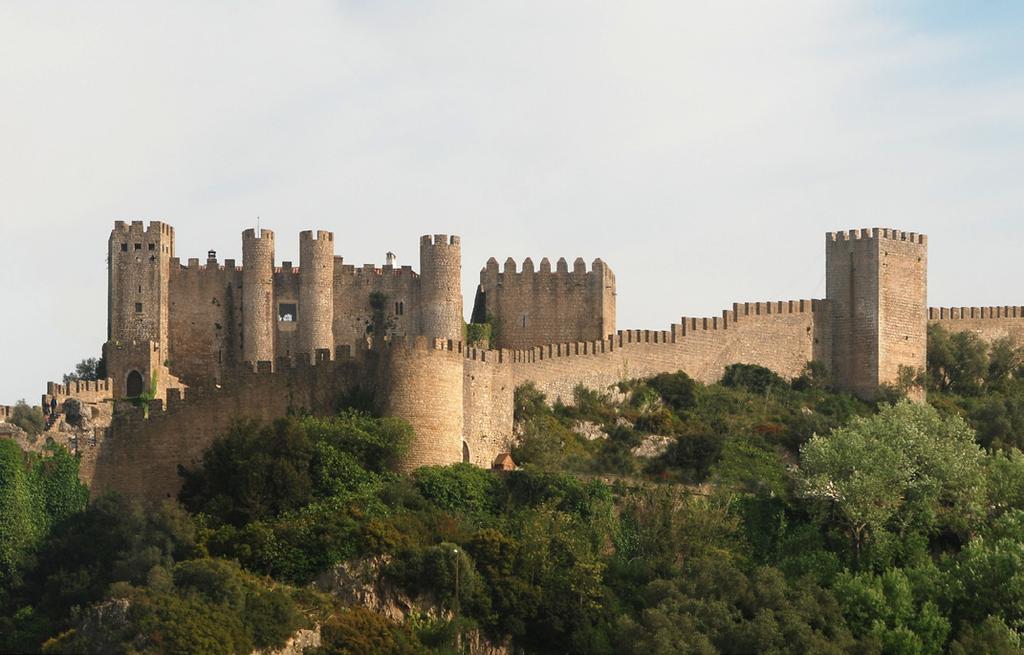 TOurs giornata intera ÓBIDOS, NAZARÉ & FÁTIMA Óbidos: Borgo fortificato com case bianche, vie strette, in ambiente medioevale.tempo libero per visita.