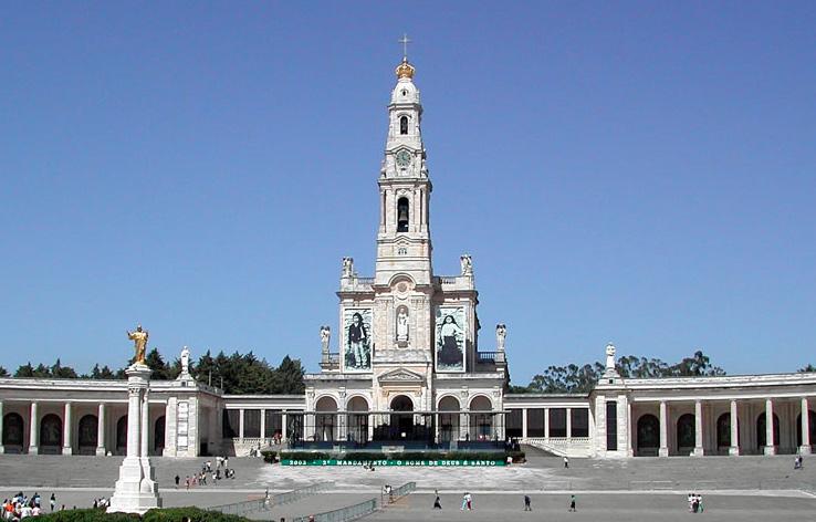 Fátima: Centro religioso e luogo di pellegrinaggio conosciuto in tutto il mondo, dove la Madonna apparve nel 1917. Pranzo Santuário: Tempo libero per visitare il Santuário e messa.